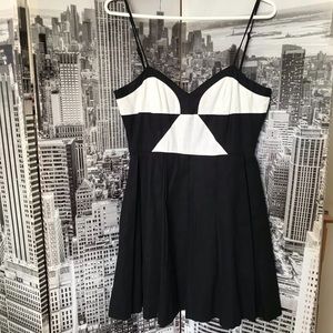 BB DAKOTA Black/White Pleated Dress Sz 4